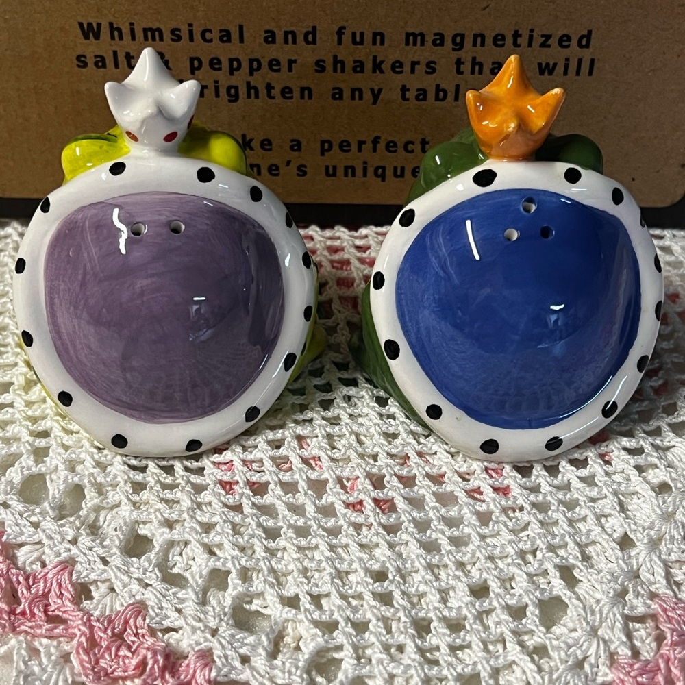 Frog Salt & Pepper Shakers Magnetized Kissing Frogs Ceramic - Picture 4 of 14